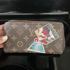 Louis Vuitton travelers wallet. Amazing condition